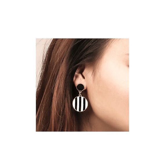 Black/White Lacquered & Gold Drop Earrings - Picture 5 of 7